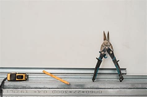 montage tools en profielen (meetlint, boormachine, muurprofiel)