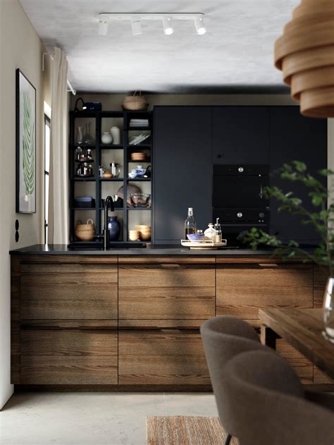 Foto van een moderne IKEA-keuken met houten frontjes