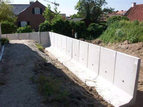 Technische schets van een gegoten betonnen vijverbak met keermuur.