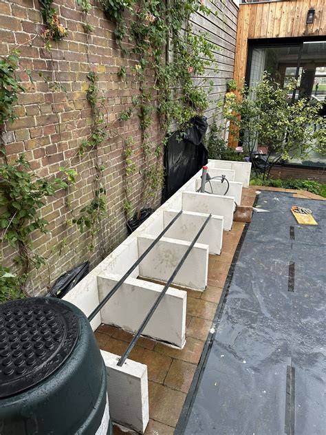 Foto: Voorbeelden van blokken die geschikt zijn voor buitengebruik (kalkzandsteen, bakstenen, betonblokken).