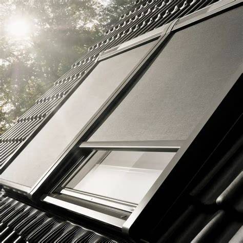 Illustratie van een dakraam met VELUX MSL Solar buitenzonwering op maat