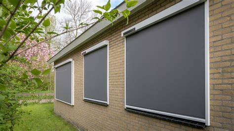 Vergelijkende infographic: Solar zonwering vs. traditionele zonwering