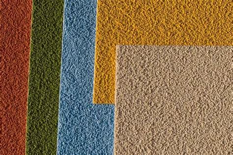 Diverse voorbeelden van muren met spachtelputz in verschillende kleuren en structuren.