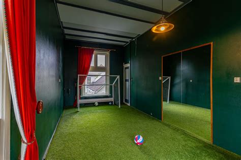 Infographic: Schematische indeling van een voetbalkamer met behang, opbergruimte en speelhoek