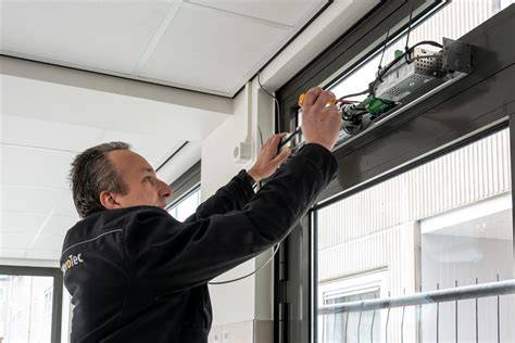 Montage en onderhoud venster voor wandpanelen
