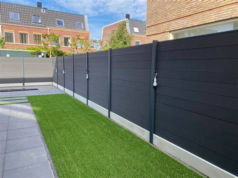 vergelijking composiet en kunststof schutting in tuinsituatie