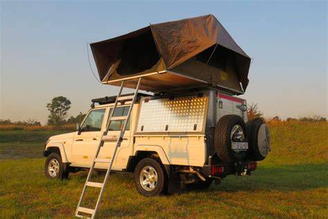 Foto van een 4x4 met daktent op safari