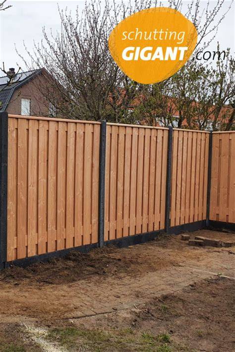 Infographic: werking hout-beton schutting (betonpalen, onderplaat en houten schermen)