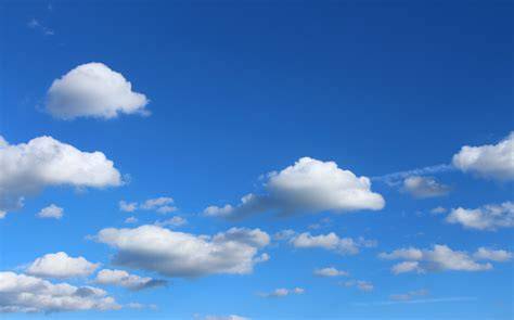 Blauwe lucht en wolken: helderblauwe lucht met witte wolken op een niet-glanzende achtergrond