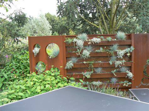 Foto: voorbeeld cortenstaal schutting met beplanting
