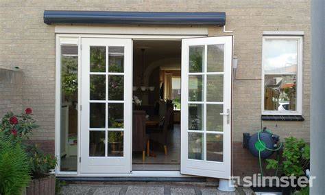 Afbeelding: openslaande tuindeuren met kozijn in moderne woonkamer