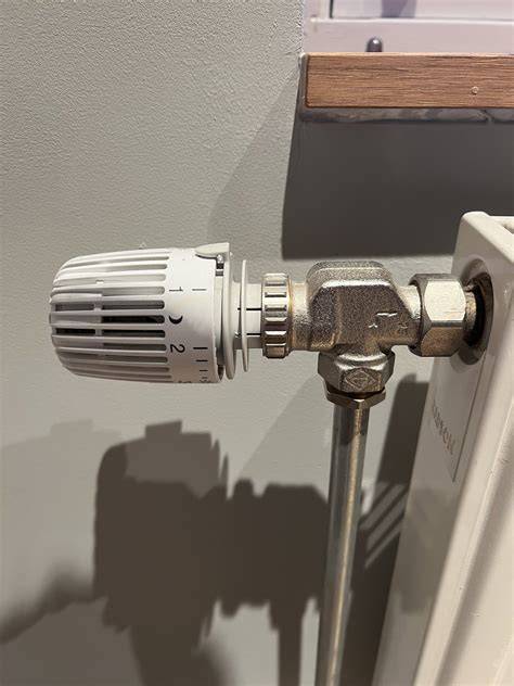 Foto van een thermostaatkop en ventiel met duidelijke indicatoren