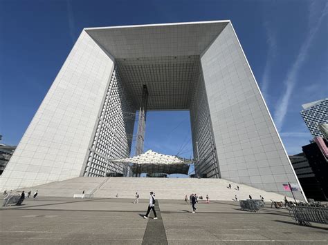 Impressie van La Grande Arche: open kubus met marmeren afwerking en panoramisch terras