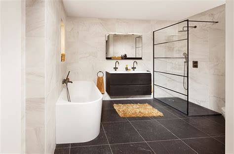 Zwart-witte badkamer met hoge contrasten infographic
