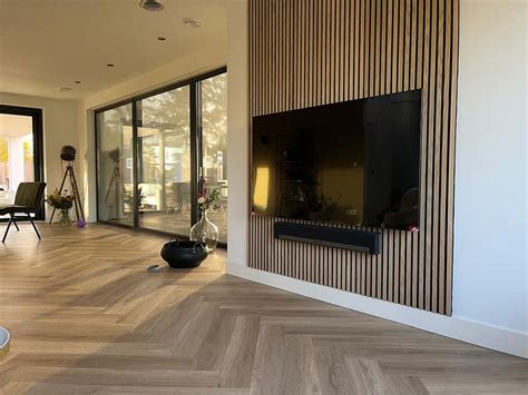 Een stijlvolle woonkamer met een zwarte paneelradiator als subtiel, maar elegant element.