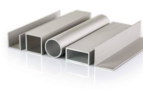 Illustratie: verschillende soorten tegelranden en profielen (aluminium, RVS, kunststof)