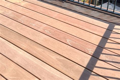 Foto van een houten vlonder met onderhoudsvoorzieningen