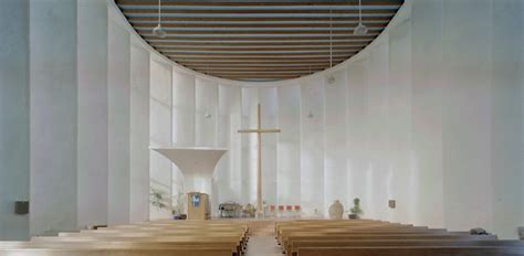 Interieurfoto van de vernieuwde Opstandingskerk, met nadruk op de flexibele indeling en galerij.