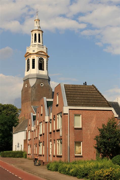 Een overzichtsfoto van de Grote Kerk in Nijkerk met de witte toren.