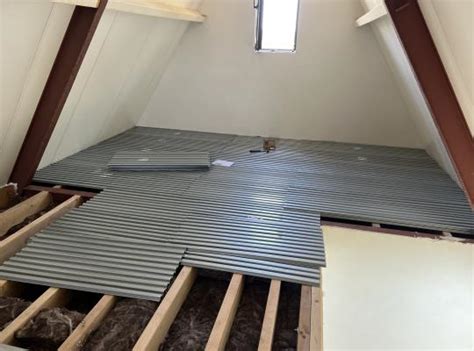 Afbeelding van zwaluwstaartplaten op houten vloer