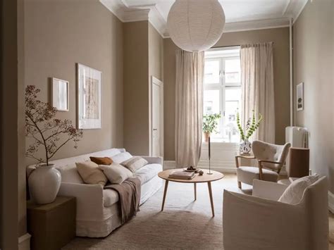 Beige interieurinspiratie afbeelding: combinatie van beige muren, houten meubels en witte accenten