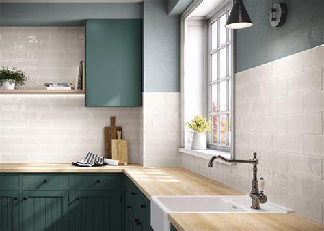 Grunge industriële wandtegels en roestprints in een keuken