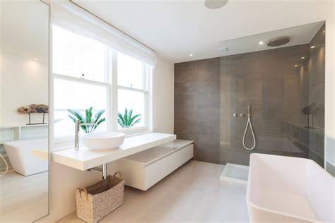 Foto: moderne badkamer met lichte tegels en strakke kasten
