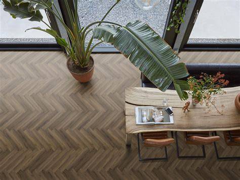 Infographic: Vergelijking houtlook tegel vs echt hout en PVC