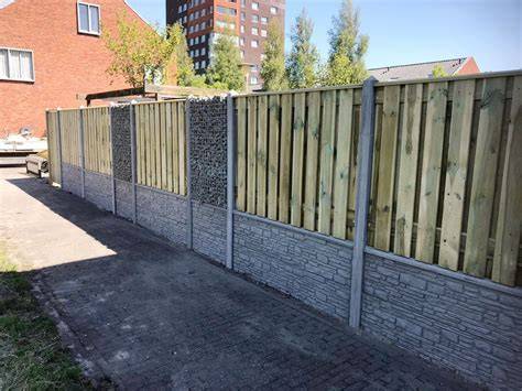 Vergelijking hout-beton versus volledig beton schutting (infographic)