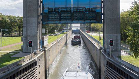 Caisson en sluizen: beveiligingsbeelden langs Maas