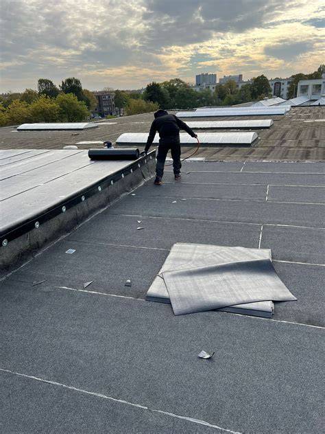 Foto: noodafdekking en waterkering bij daklekkage