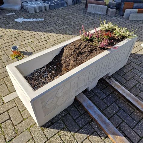 Installatie van een betonnen bloembak met worteldoek