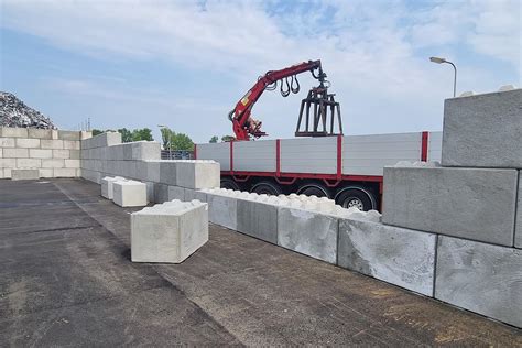 Combinatie van beton- en natuursteen blokken