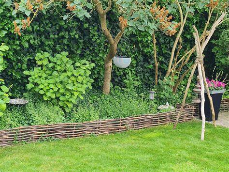 Gevlochten hazelaar schermen en palen op 20 cm boven de grond gemonteerd; voorbeeld van lange camouflagé.<tagimg><tagimg>Schematische weergave van klimplanten tegen een muur met horizontale latten en ruimten van 6-8 cm.<tagimg><tagimg>Voorbeeld van Zweeds rabat bekleding in een moderne tuinsetting.