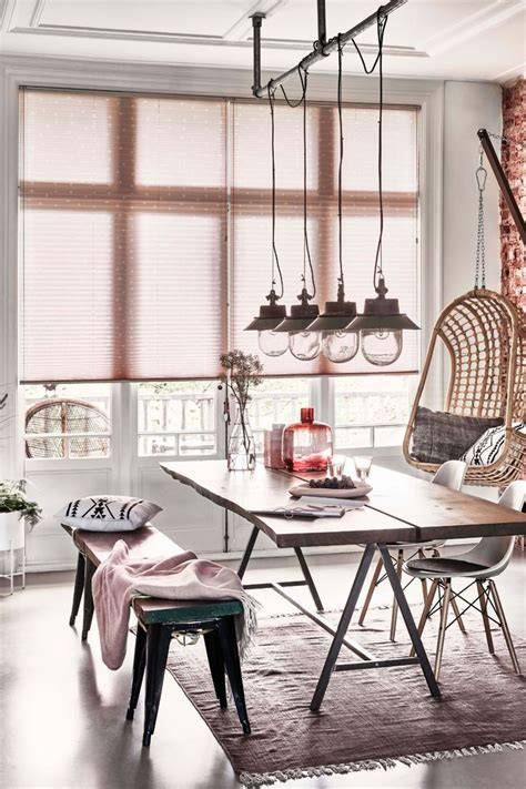 Roze accessoires en texturen in interieurstyling