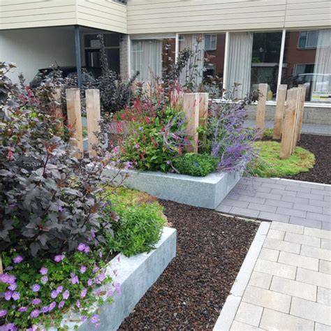 Foto: grote voortuin met vijver en haag