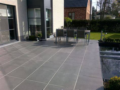 Foto: selectie betontegels met verschillende afwerkingen