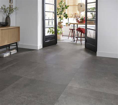 woonkamer betonlook tegel grijs gecombineerd met hout
