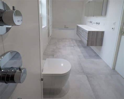 badkamer betonlook tegels groot formaat matte afwerking