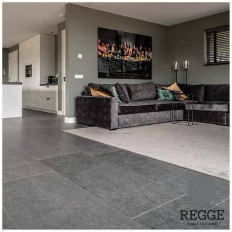 grootformaat betonlook tegels 90x90 in woonkamer