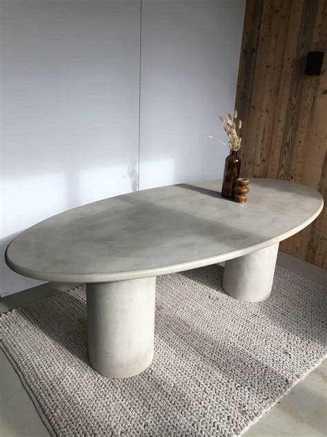 Illustratie van een ovale betonlook tafel met verschillende potenopties