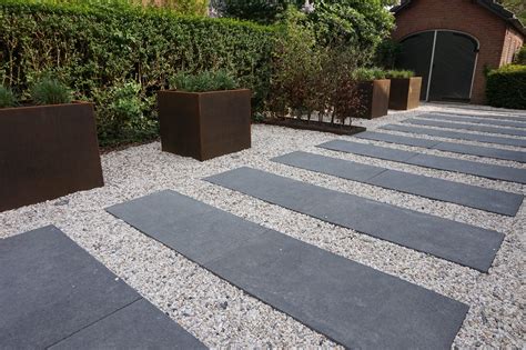 zwarte betontegels voortuin modern