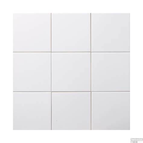 Voorbeeld witte 15x15 wandtegels in badkamer