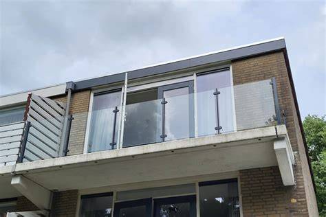Detailfoto van glazen entree en balustrades