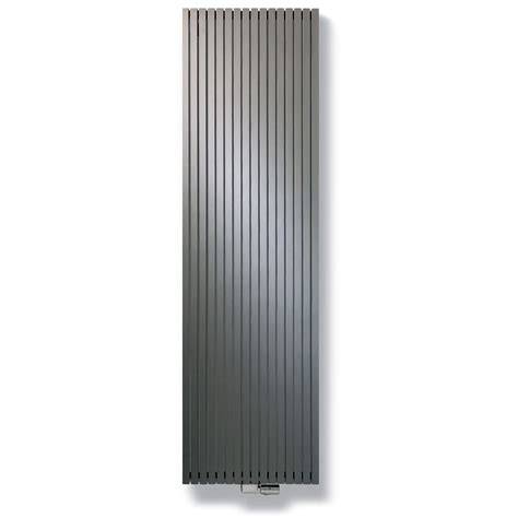 Afbeelding: Voor- en achterkant van een moderne verticale designradiator in aluminium uitvoering