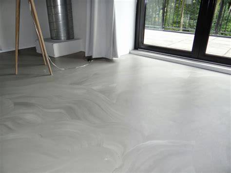 Visual: voorbeeld van Mono (eenvoudige kleur) vs Duo (tweekleurige met betonlook) gietvloer