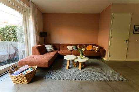 Diagram: kleurfamilies en sfeerbeelden bij woonkamer-interieur