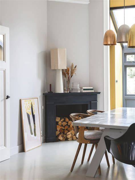 Foto: showroomverkenning met meerdere kleurstalen onder verschillende lichtomstandigheden