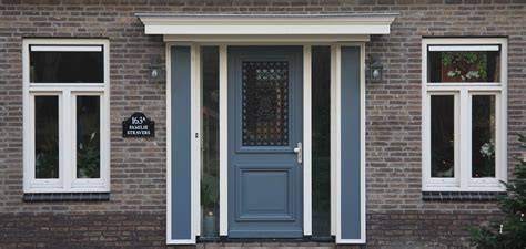Charmante voordeur met zijlicht