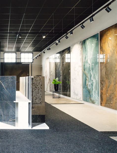 Afbeelding van een grote tegelshowroom met diverse wand- en vloertegels